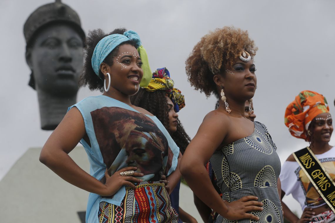 Ativistas, grupos culturais e religiosos comemoram hoje (20) o Dia da Consciência Negra com várias atividades em frente à estátua de Zumbi dos Palmares, no centro do Rio de Janeiro.