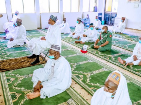 Buhari observes jumu2019aat prayers in Aso Rock 551x367 1