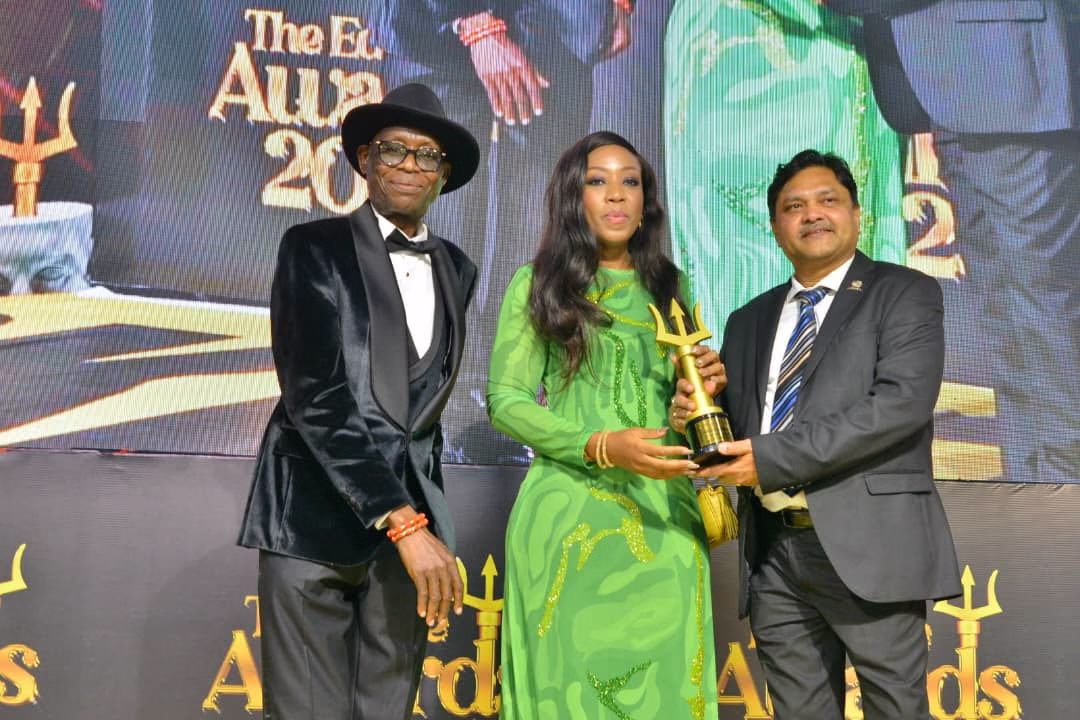 Tolu Olanipekun receiving Outstanding Marketing Personality award at Marketing Edge Awards 2025