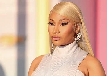 Vibrant portrait of a confident woman with platinum blonde hair and bold makeup, showcasing beauty, fashion, and modern style from Freelanews.