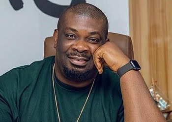 Man smiling at desk in professional workspace, freelance content creator, working remotely, confident businessman, freelance worker, freelance professional, freelance entrepreneur, Freelanews feature.