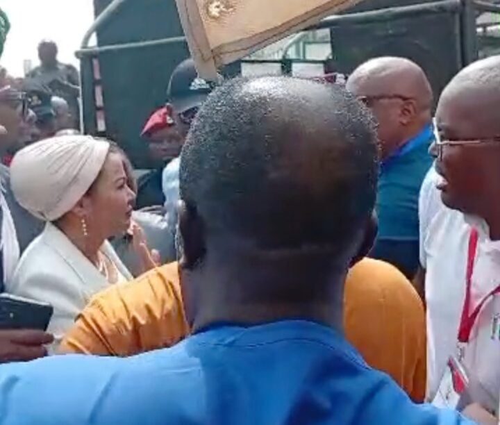 Contractors protest federal debt