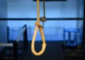 Woman finds her husband, a mechanic, h🔞nging on a rope, de,ad, in a customer's home. The man was identified as having committed sui cide at the residence of a Baale, according to the wife. She pours out her sorrow.