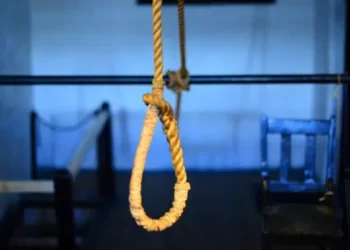 Woman finds her husband, a mechanic, h🔞nging on a rope, de,ad, in a customer's home. The man was identified as having committed sui cide at the residence of a Baale, according to the wife. She pours out her sorrow.