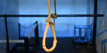 Woman finds her husband, a mechanic, h🔞nging on a rope, de,ad, in a customer's home. The man was identified as having committed sui cide at the residence of a Baale, according to the wife. She pours out her sorrow.
