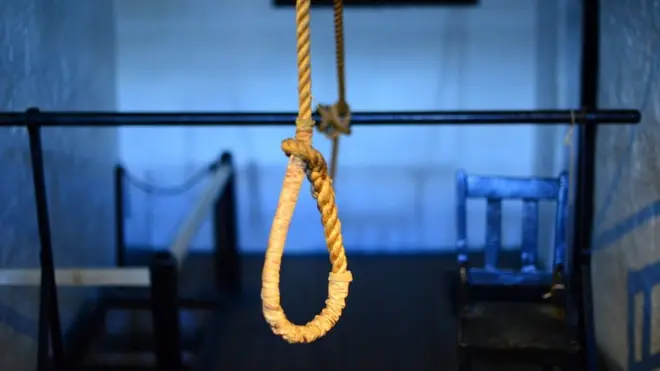Woman finds her husband, a mechanic, h🔞nging on a rope, de,ad, in a customer's home. The man was identified as having committed sui cide at the residence of a Baale, according to the wife. She pours out her sorrow.